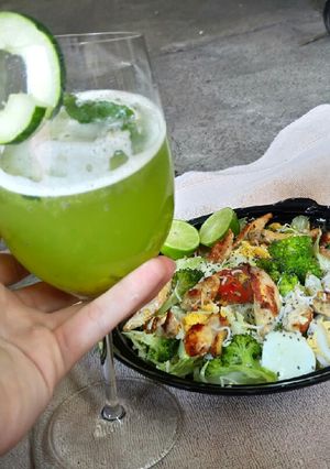 Una foto de Ensalada y jugó pepino, y piña
