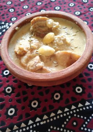 A picture of Chicken white handi.