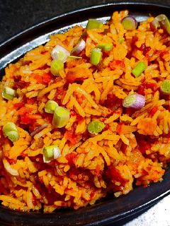 સેઝવાન ફ્રાઈડ રાઈસ (Schezwan Fried Rice Recipe In Gujarati) રેસીપી મુખ્ય ફોટો