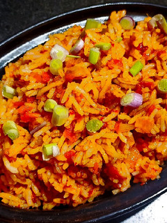 સેઝવાન ફ્રાઈડ રાઈસ (Schezwan Fried Rice Recipe In Gujarati) રેસીપી મુખ્ય ફોટો