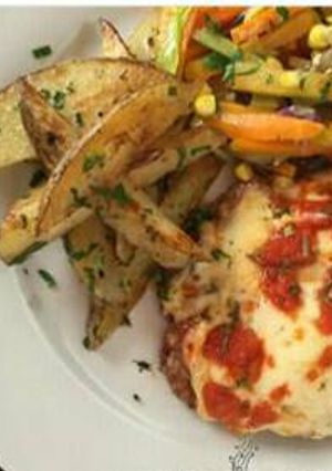 Una foto de Milanesas de pollo con papas asadas.🍛🍴