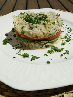 Una foto de Champiñones a la crema con aguacate y tomate