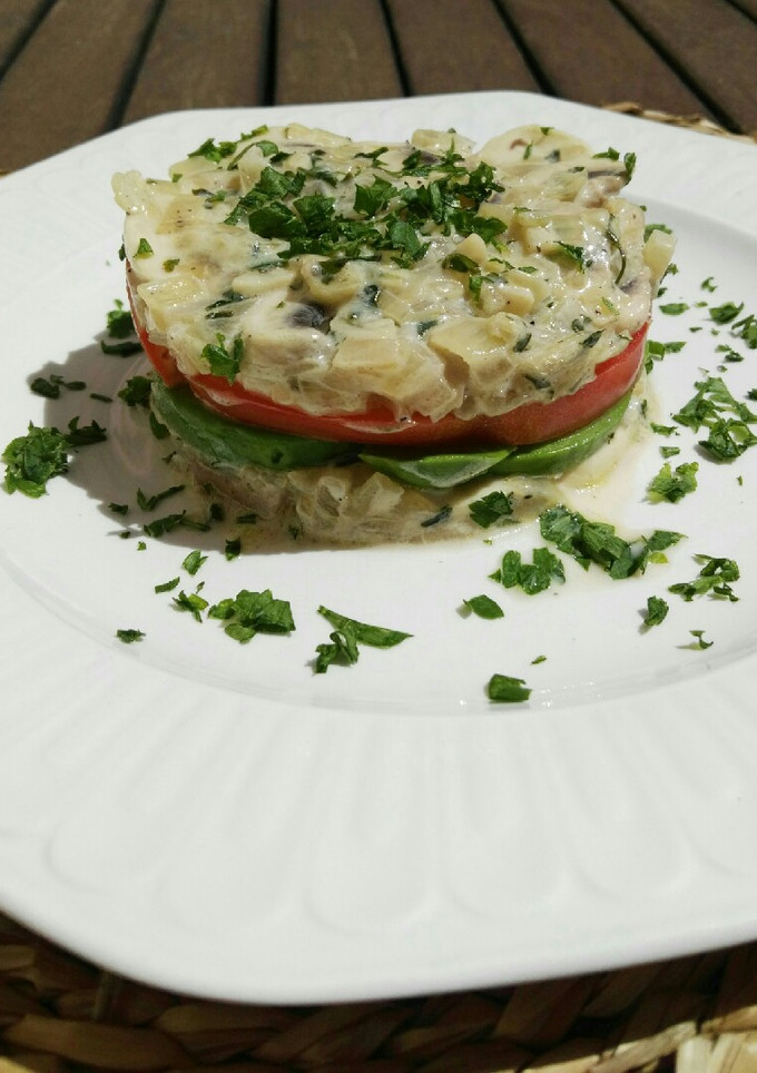 Una foto de Champiñones a la crema con aguacate y tomate
