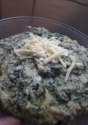 Una foto de Polenta con acelga