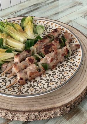 Foto principal de Brochetas de pollo con cogollos y canónigos