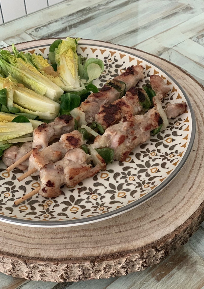 Una foto de Brochetas de pollo con cogollos y canónigos