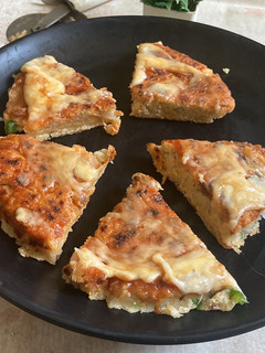 इंस्टेंट पैन पिज़्ज़ा (Instant pan pizza recipe in hindi) रेसिपी मुख्य फोटो