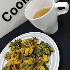 A picture of Pakora platter with chaey.
