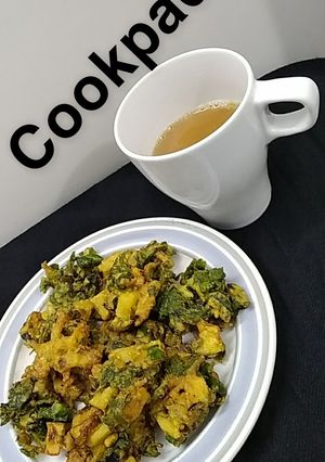 A picture of Pakora platter with chaey.