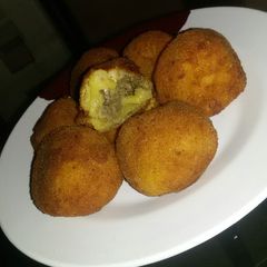 A picture of Stuffed potato balls.
