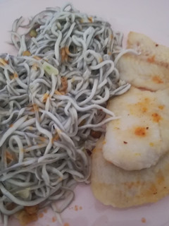 Una foto de Gulas con colitas de merluza