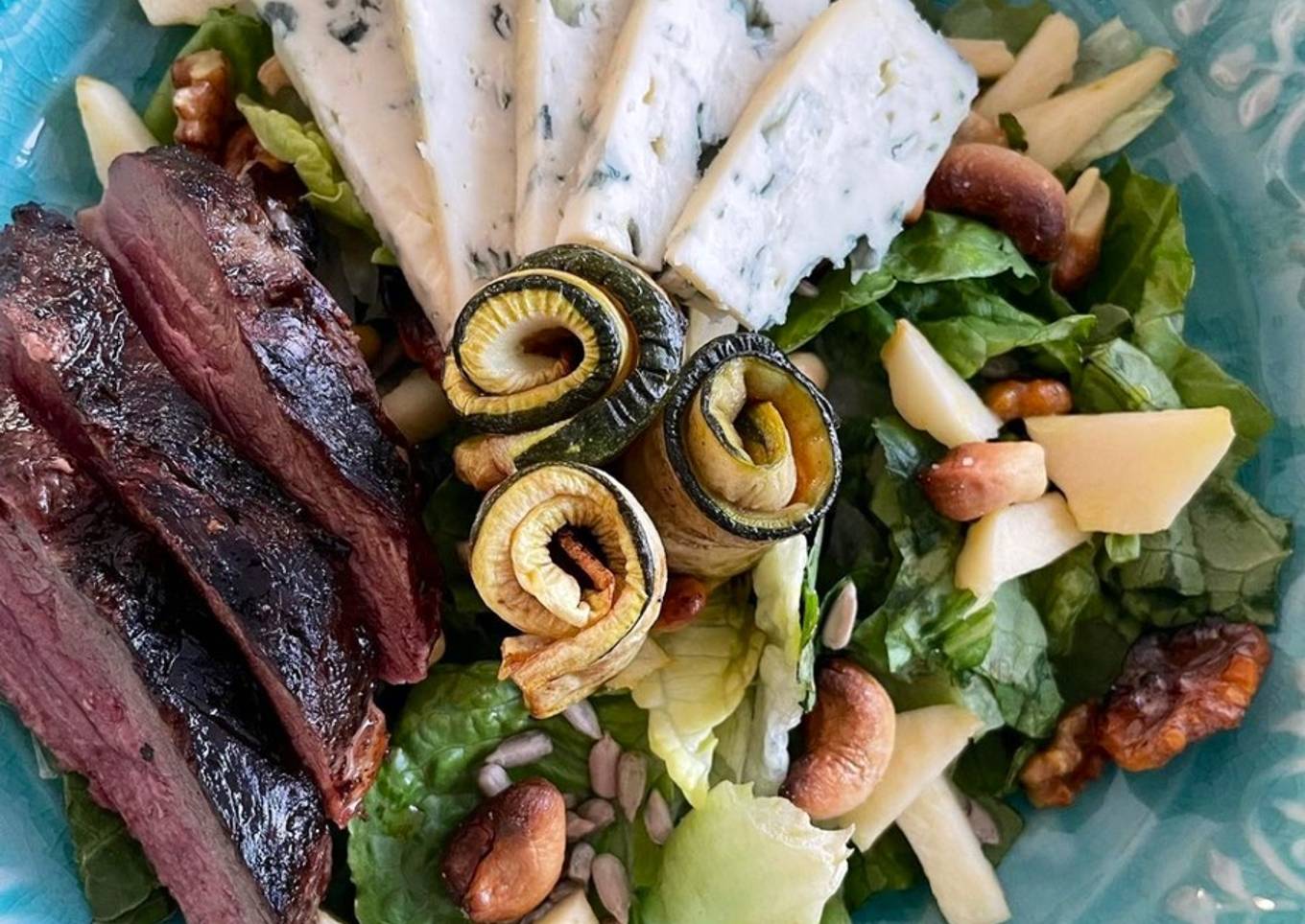 Salade verte magret de canard aux 3 noix grillées et roquefort