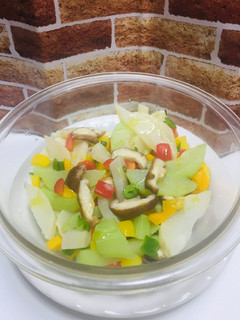 Una foto de Ensalada con Caigua Chilena, mix de Pimientos y Hongos !