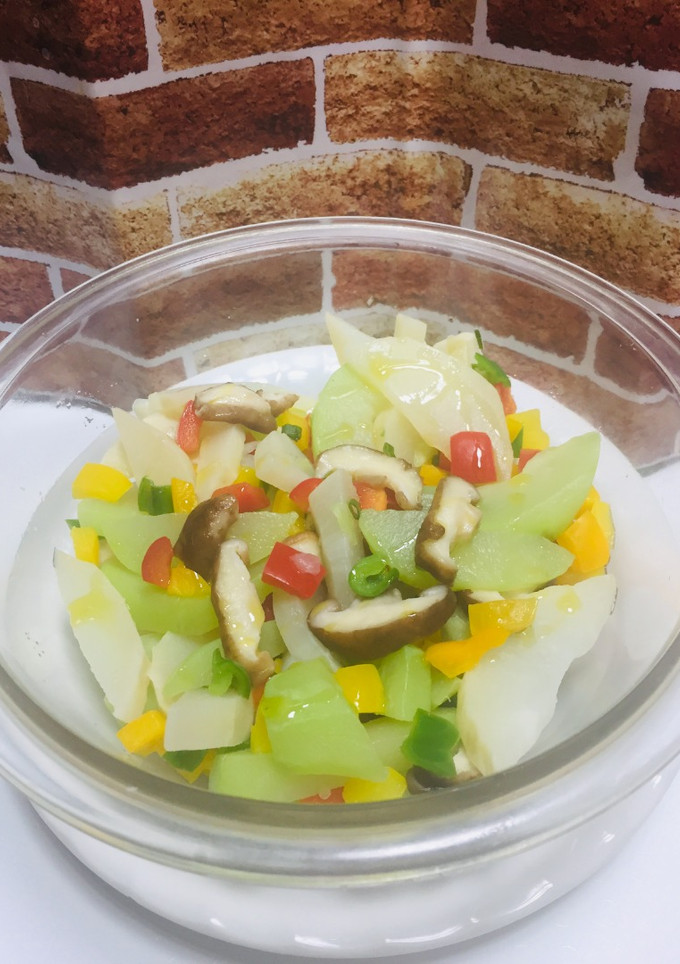 Una foto de Ensalada con Caigua Chilena, mix de Pimientos y Hongos !