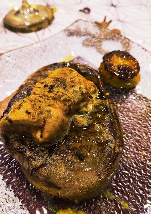 Une photo de Tournedos Rossini avec mille feuilles de pommes de terre