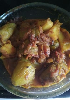 A picture of Aaloo potoler dalna (potato pointed gourd curry).