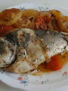 Una foto de Dorada al horno con patatas