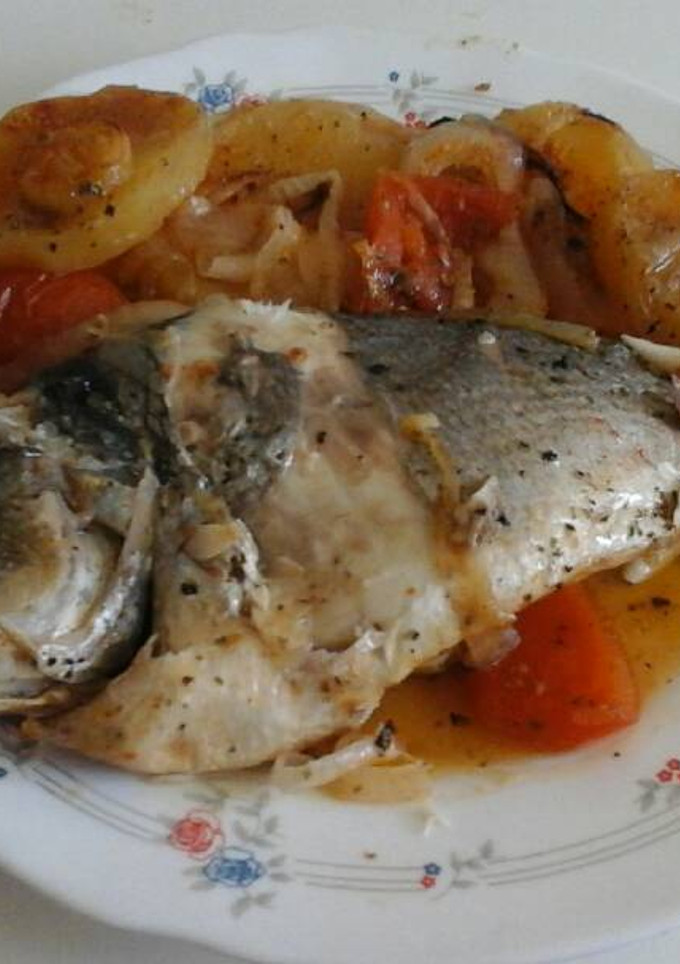 Una foto de Dorada al horno con patatas
