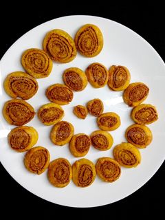 बाकरवडी (bakarvadi recipe in marathi) रेसिपी चे मुख्य फोटो
