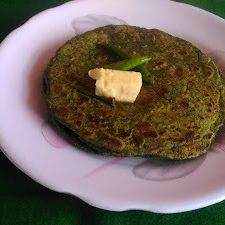 A picture of Bathua missi roti.