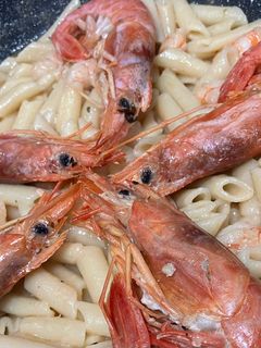 Una foto de Macarrones de marisco, con caldo Dashi y salsita de leche coco