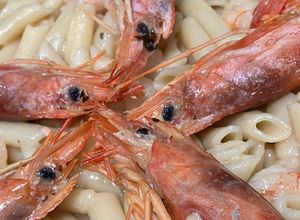 Una foto de Macarrones de marisco, con caldo Dashi y salsita de leche coco