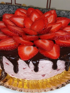 Una foto de Tarta mousse de fresa sin horno