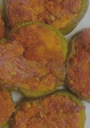 भरवा शिमला मिर्च (bharwa shimla mirch recipe in Hindi) रेसिपी मुख्य फोटो