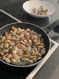 Almejas y coquinas con ajo y perejil