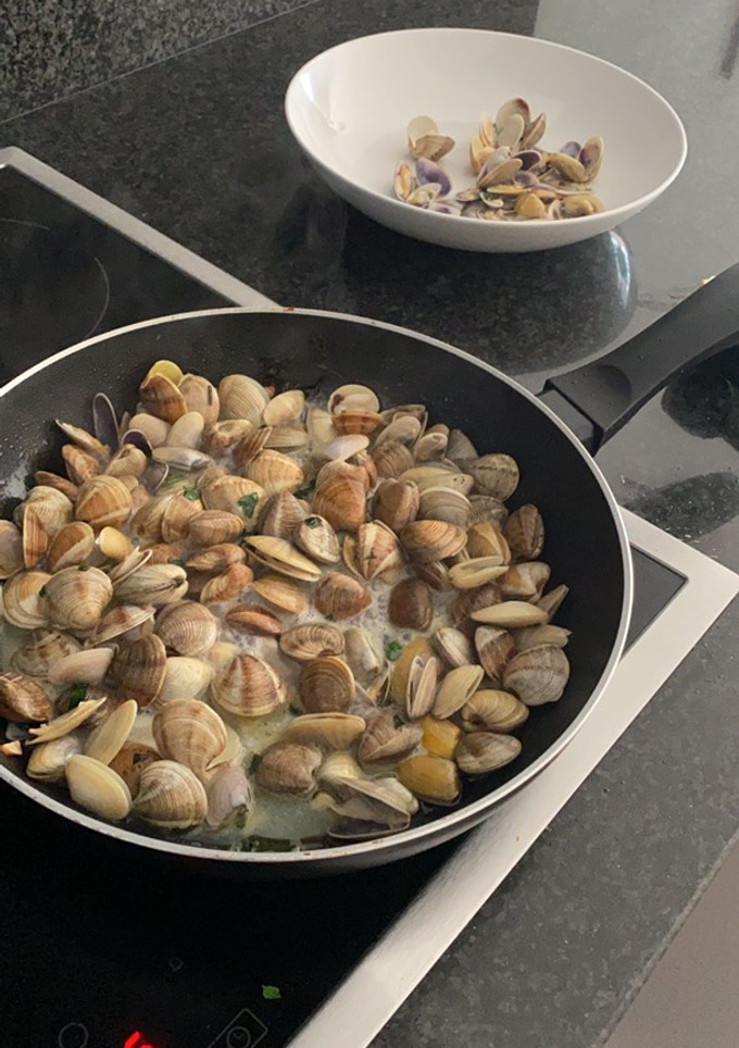 Una foto de Almejas y coquinas con ajo y perejil