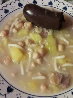 Una foto de Cocido de garbanzos y morcilla picante o dulce 🍲🤗👌🖒🍽