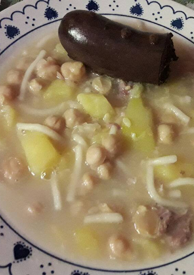 Una foto de Cocido de garbanzos y morcilla picante o dulce 🍲🤗👌🖒🍽