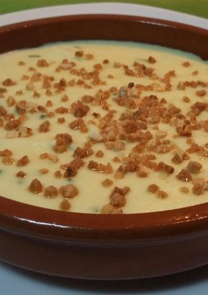 Foto principal de Crema de patatas con queso y almendras crocanti