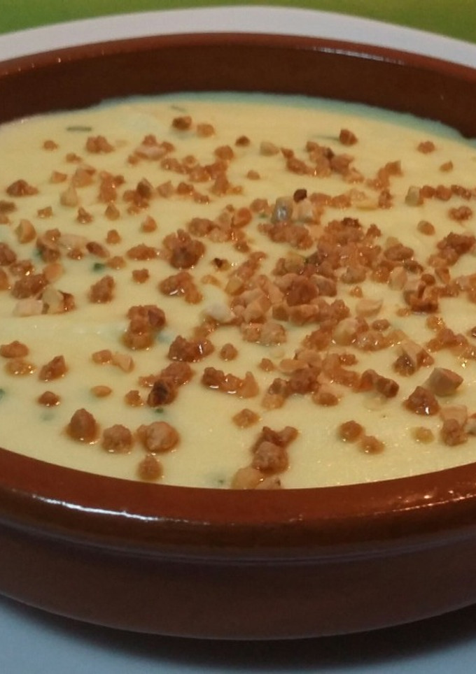 Una foto de Crema de patatas con queso y almendras crocanti