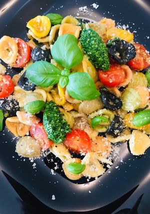 Une photo de Pâtes multicolores aux saveurs d'Italie