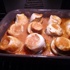 A picture of Cypriot fish rose cakes (χοκι ψάρι) with local curry sauce.
