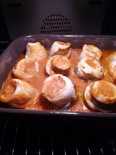 A picture of Cypriot fish rose cakes (χοκι ψάρι) with local curry sauce.