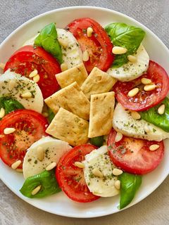 Una foto de 🇮🇹 Ensalada CAPRESE (Italia)