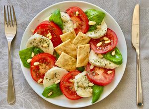 Una foto de 🇮🇹 Ensalada CAPRESE (Italia)
