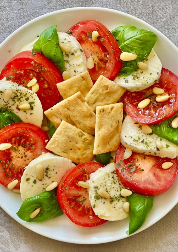 Una foto de 🇮🇹 Ensalada CAPRESE (Italia)