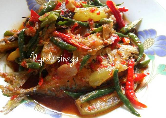 Sambel asem pedes Ikan gembung