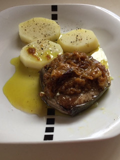 Una foto de Atún con cebolla caramelizada