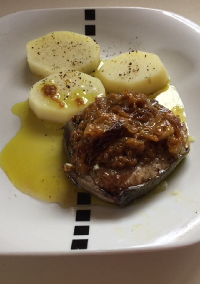 Una foto de Atún con cebolla caramelizada