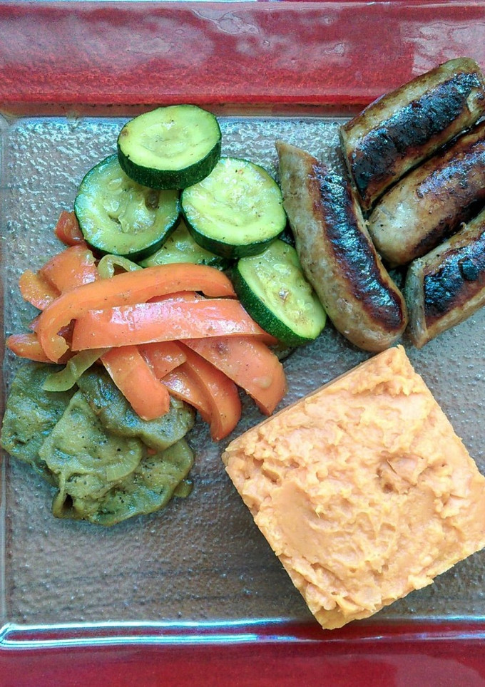 Una foto de Salchichas de Toulouse asadas, salteado de verduras con leche de coco y crema de boniato