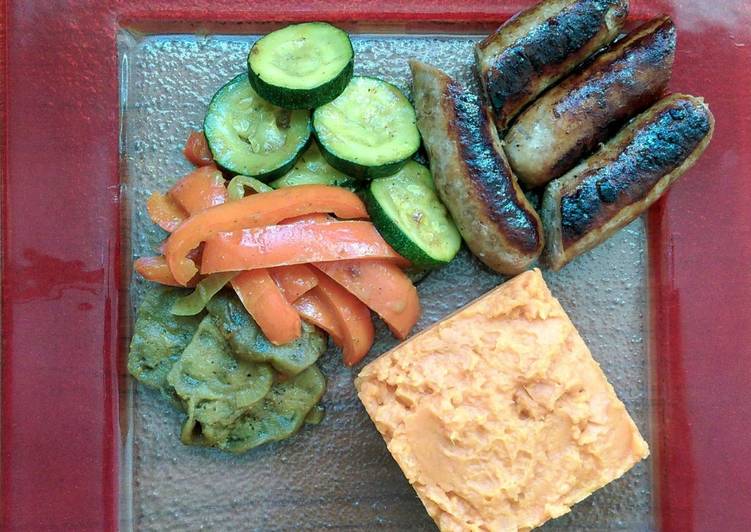 Salchichas de Toulouse asadas, salteado de verduras con leche de coco y crema de boniato