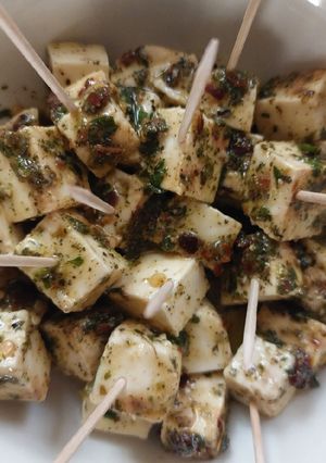 Una foto de Queso panela marinado con hierbas a la mexicana