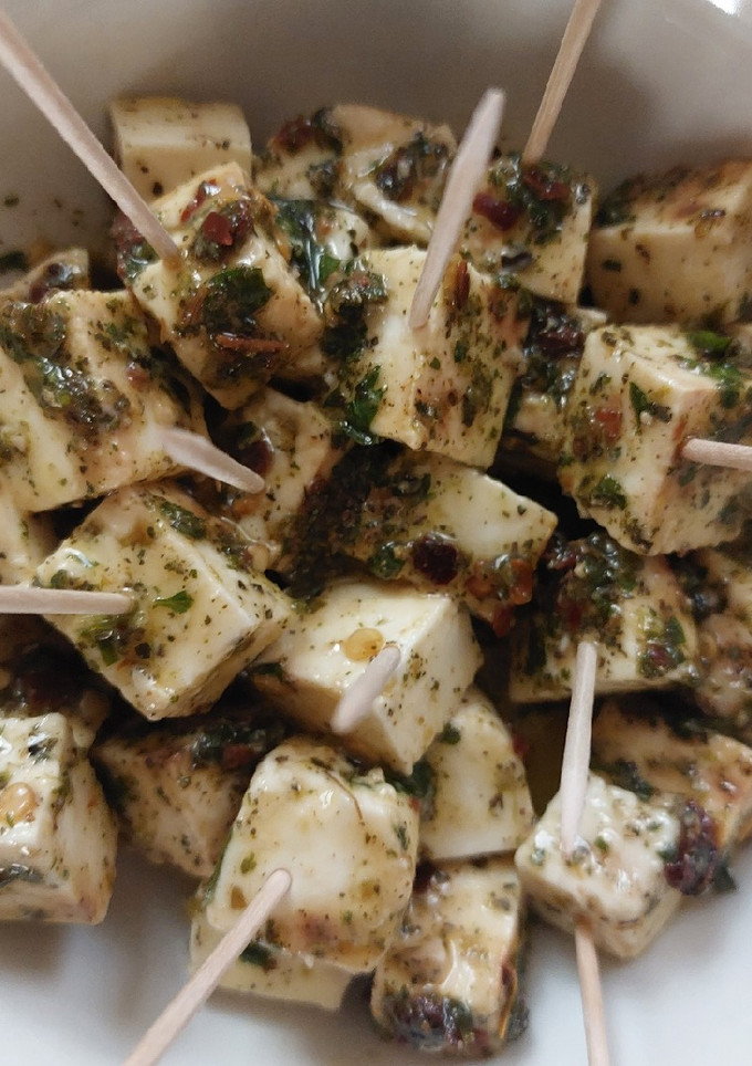 Una foto de Queso panela marinado con hierbas a la mexicana