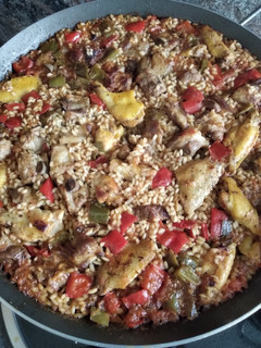 Una foto de Paella de carne con verdura