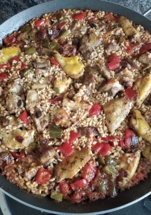 Una foto de Paella de carne con verdura