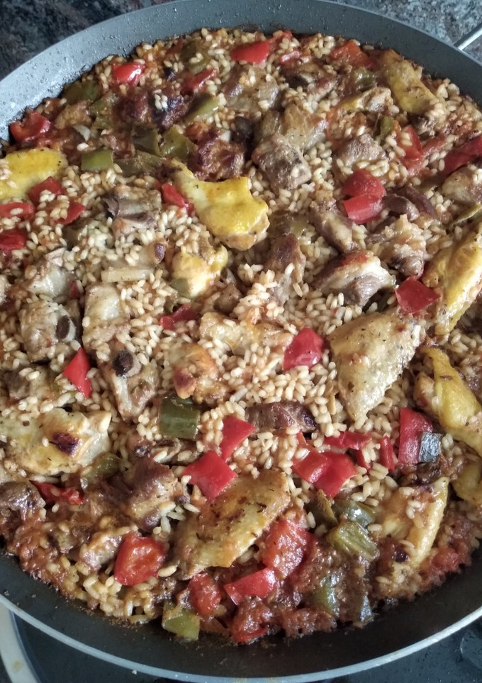 Una foto de Paella de carne con verdura